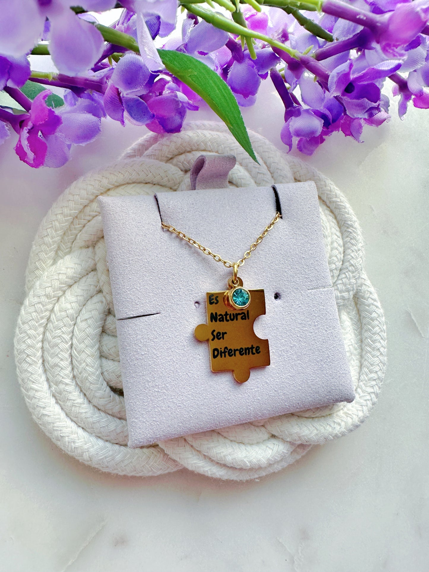 Es Natural Ser Diferente Stainless Steel Necklace