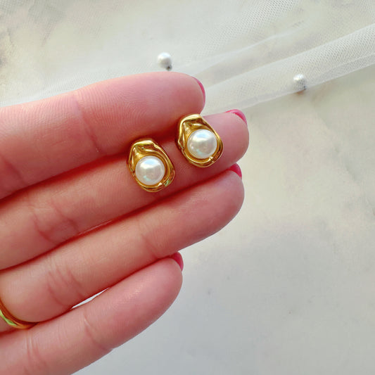 Glamour Pearls Studs