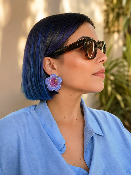 PRE ORDER Maga Risueña Stud Earrings (color violeta azulado)
