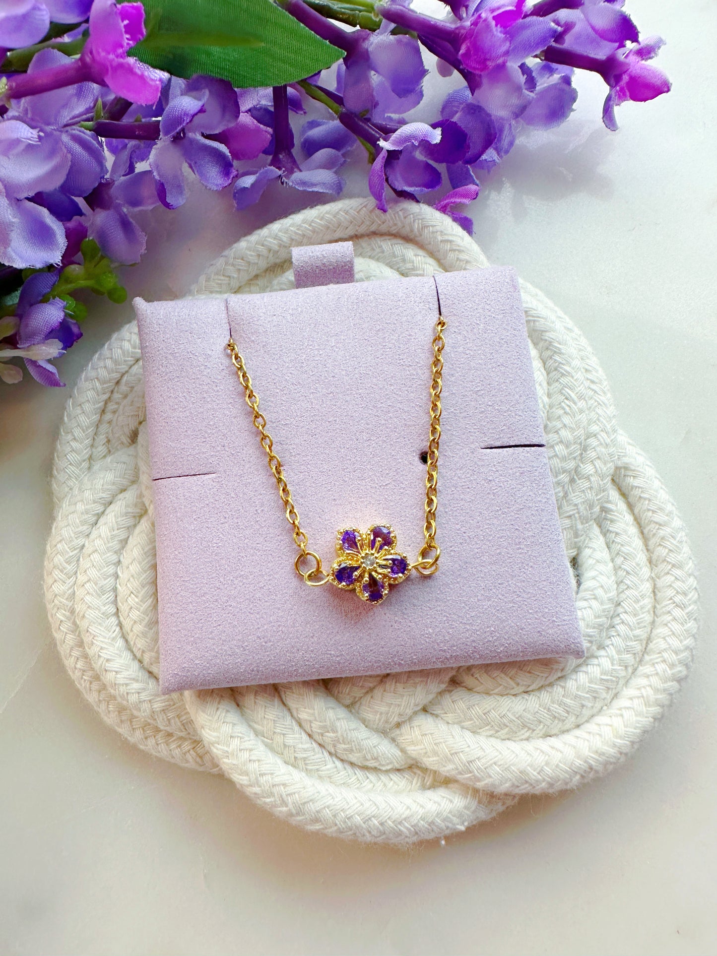 PRE ORDER Belleza Que Florece y Resiste Stainless Steel Necklace (Flor Maga Violeta)